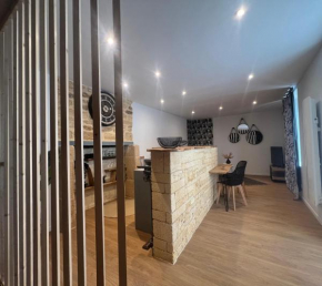 Logement entier, Studio 131, à Sarlat centre, avec spa, parking privé et à 15min à pied de la cité médiévale